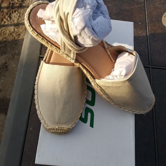 Tan soda sandals NWB - Picture 3 of 3